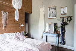 Boho-Deko im Schlafzimmer mit Bretterwand