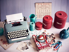 Schreibmaschine, Küchenutensilien und nostalgische Bilder