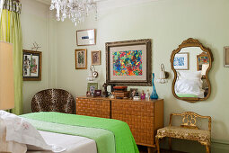 Kunstvoll geschnitztes Sideboard und Sessel mit Leopardenmuster im Schlafzimmer