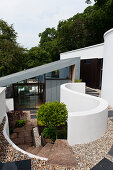 60s-style, architect-designed house with cantilever extension and monopitch roof
