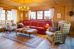 Wohnraum mit Sofa und Sesseln in traditionellem schweizer Bauernhaus