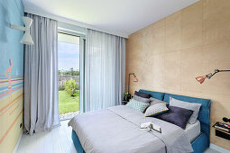 Wandverkleidung mit Sperrholzplatten im sommerlichen Schlafzimmer