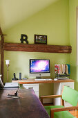 Kleines Arbeitszimmer mit grünen Wänden und zwei Schreibtischen