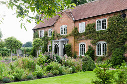 Renoviertes englisches Landhaus mit gotischen Sprossenfenstern