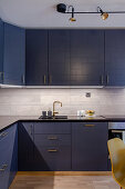 Moderne Küche mit blau strukturierten Fronten