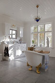 Geräumiges weißes Bad mit nostalgischer freistehender Badewanne