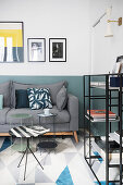 Modernes Wohnzimmer in Blau und Grau mit grafischen Mustern