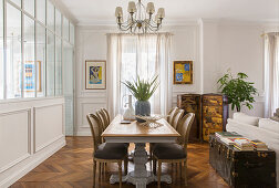 Offener Wohnraum mit Esszimmer und Glaswand im klassischen Altbau