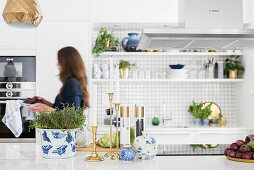 Moderne Küche in Weiß mit klassischer Deko in Blau und Gold