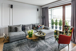 Elegantes Wohnzimmer in Grautönen mit Kassettenwand
