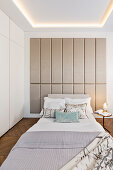 Doppelbett in hellem, elegantem Schlafzimmer