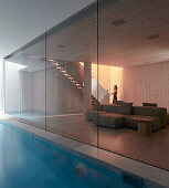 Pool und Lounge im Kellergeschoss in modernem Architektenhaus