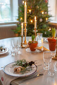 Weihnachtlich dekorierter Esstisch mit Kerzenständern und Hyazinthen