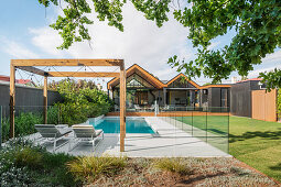 Swimming Pool mit Glasabtrennungen im Garten eines Architektenhauses