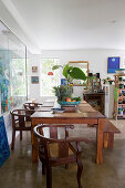 Rustikaler Holztisch im Wohnraum einer Künstlerwohnung
