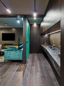 Eleganter Fernsehbereich mit Designer-Sofas, Flurbereich mit Marmor-Ablage in offenem Wohnraum
