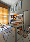 Designertisch mit Stühlen aus Plexiglas in offener Küche