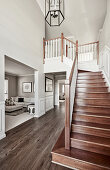 Elegante Holztreppe, seitlich Blick ins Wohnzimmer
