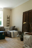 Wohnzimmer in Naturtönen mit altem Türblatt und Weinballons als Deko