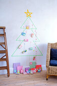 Weihnachtsbaum aus Masking Tape und bunt verpackte Geschenke als Adventskalender