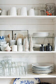 Weißes Küchenregal mit Geschirr, Gläsern und Küchenutensilien