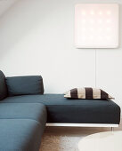Schwarz-weiß gestreiftes Kissen auf modernem grauen Sofa