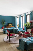 Blaue und rote Polstermöbel im Wohnzimmer im Mid Century Stil