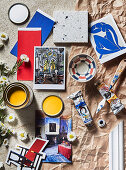 Material und Farbkonzept für buntes Mid Century Wohnzimmer (Farben, Postkarte, Fliese, Schälchen)