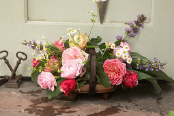 Sussex-Trug mit Rosenblüten, Kamille, Salbeiblüten und Blättern von Funkien