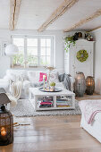 Helles Wohnzimmer mit Herbstdekoration im Shabby Style