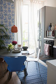 Runder Esstisch in kleiner Wohnküche in Blau-Weiß