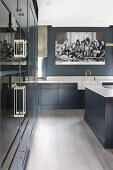 Schwarz-weiß-Foto in großer klassischer Küche in Blaugrau