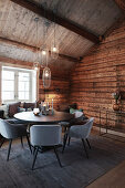 Gemütliches und elegantes Esszimmer in einer rustikalen Holzhütte