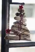 Weihnachtsbaum aus zusammengebundenen Fundhölzern