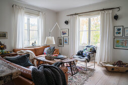 Gemütliches Wohnzimmer mit braunen Ledersofas