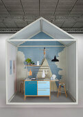 Gestaltungsidee für den Küchenbereich mit blauem Spültisch vor Motivtapete