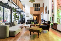 Lounge in Loft-Wohnung mit Galerie