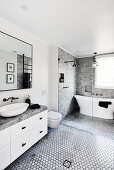 Elegantes Bad in Grau, Schwarz und Weiß mit freistehender Badewanne