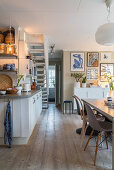 Cosy lighting in open-plan kitchen-dining room