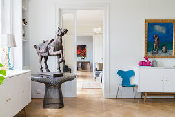 Pferde-Skulptur auf rundem Metalltisch im klassischen Wohnzimmer