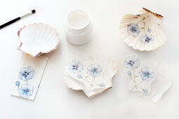 Decorating scallop shells with napkin decoupage violas