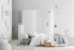 Schlafzimmer in Weiß mit künstlerischer Deko, Paravent und Mobile
