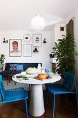 Blaue Stühle am runden Tisch im modernen Wohnraum