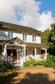 Holzhaus im amerikanischen Landhausstil mit Veranda