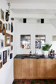 Bildersammlung an weißer Wand, Blick auf Küchenzeile
