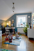 Kinderzimmer unter der Schräge mit blauer Wand und Weihnachtsbaum
