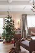 Beige chaise longue and Christmas tree in living room