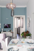 Offener Wohnraum mit Wohn- und Essbereich in kühlen Farben