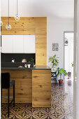 Moderne offene Holzküche im Altbau mit italienischem Fliesenboden