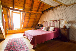Schlafzimmer mit Doppelbett im Dachgeschoss